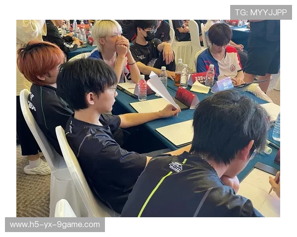 《电竞选手的日常：训练基地揭秘》，电竞选手训练营